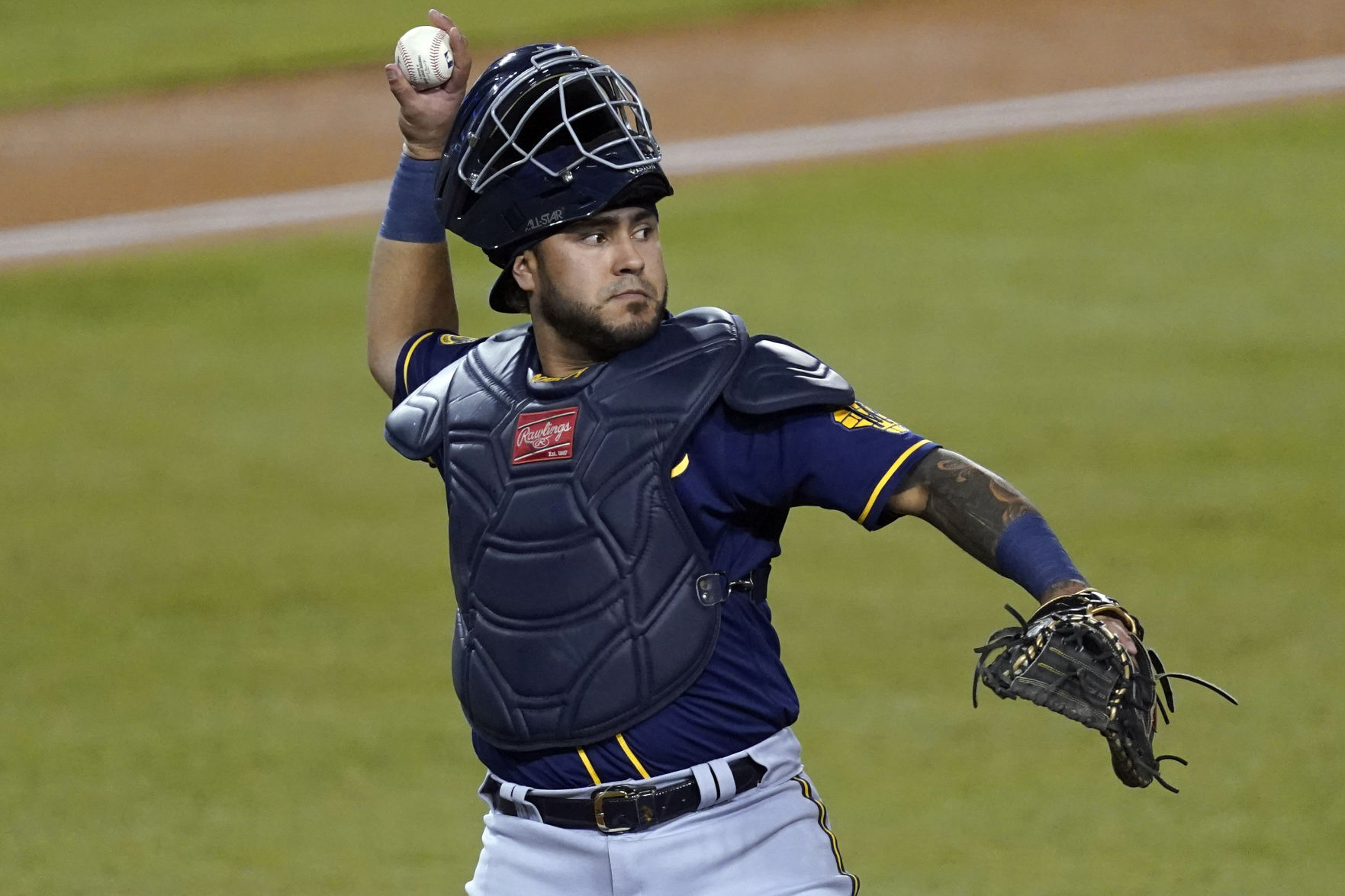 Brewers catcher Omar Narvaez